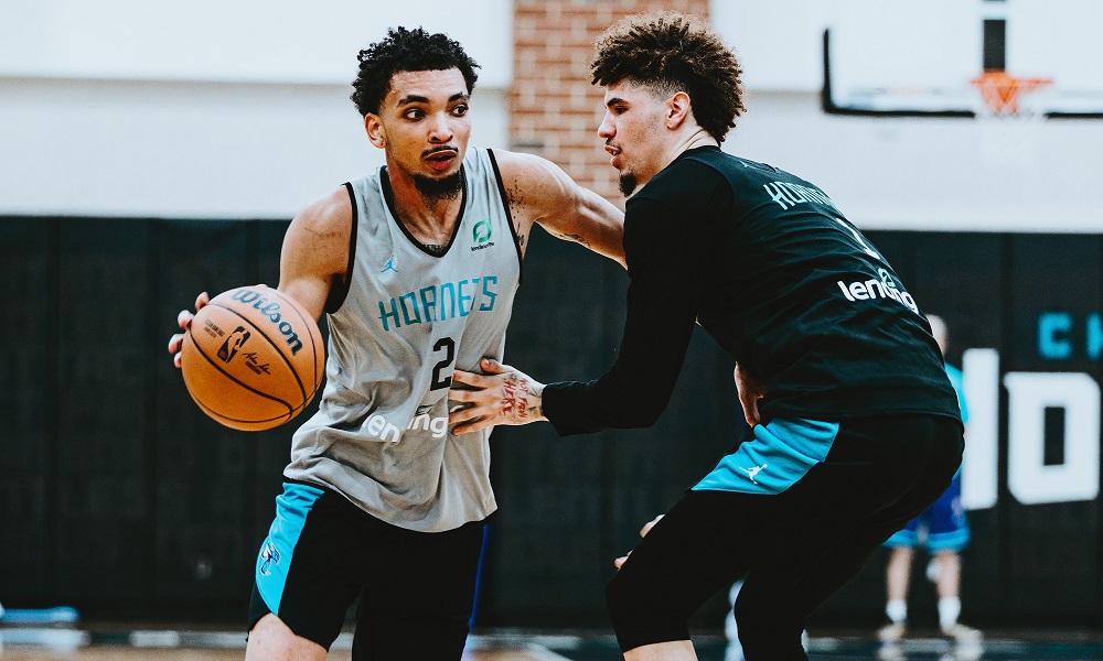 lamelo ball guards james bouknight during hornets day 1 training camp