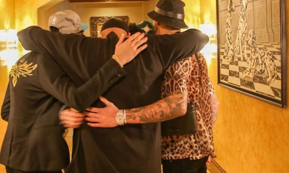 lavar hugging his sons