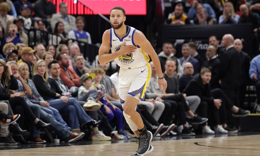 Steph Curry pounding his chest in celebration after making a shot