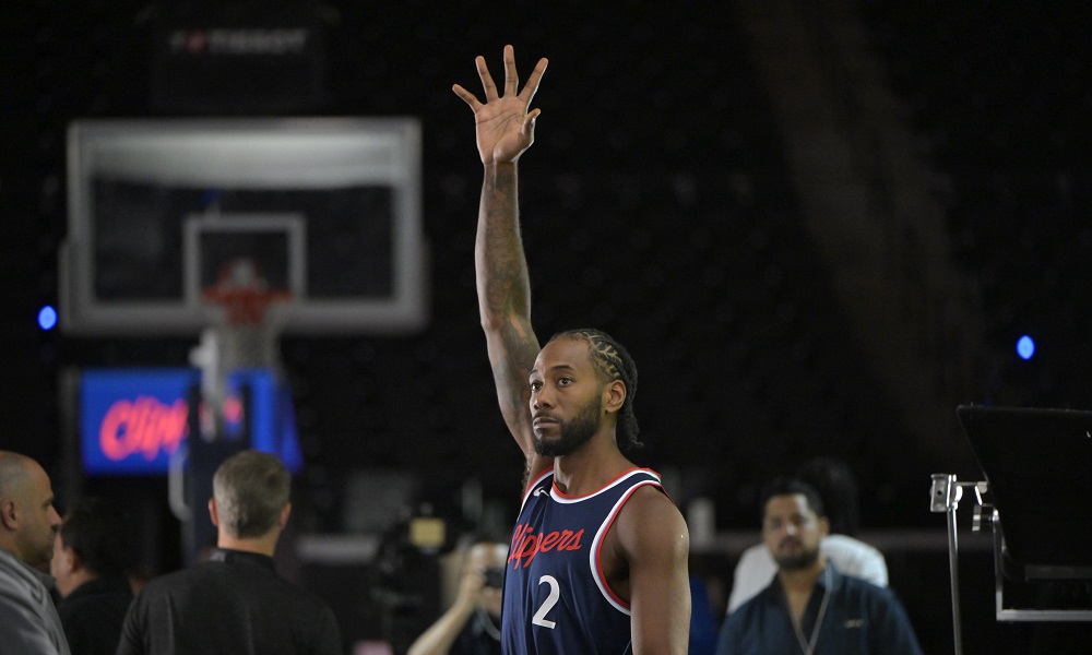 Kawhi Leonard raising his hand high at clippers media day