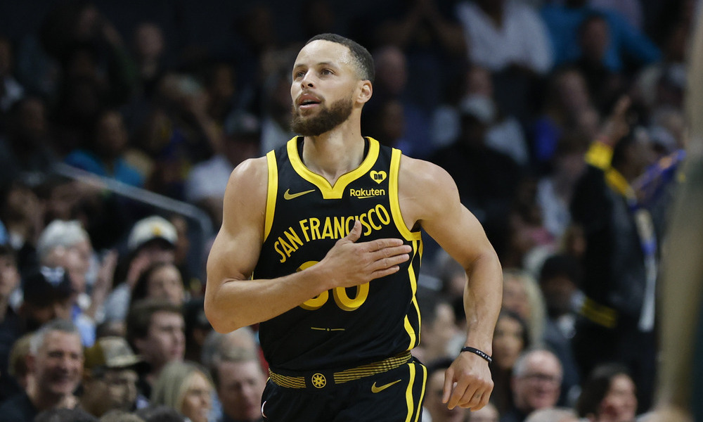Steph Curry pounds his chest after knocking down a shot