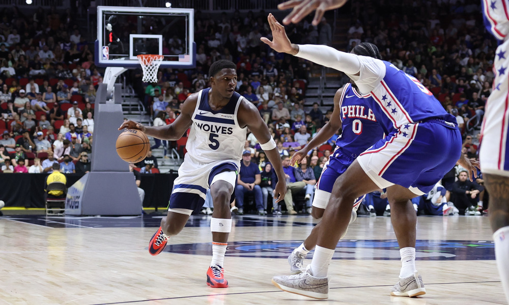 Anthony Edwards creating space against Andre Drummond