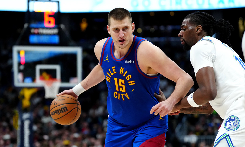 Nikola Jokic posts up against Naz Reid