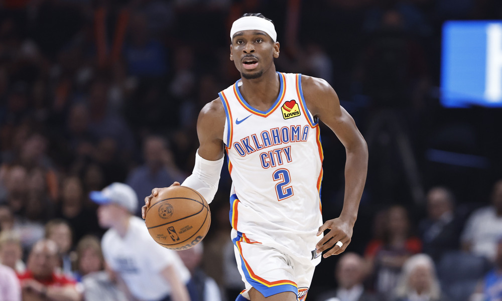 Shai Gilgeous-Alexander dribbling the ball up the floor