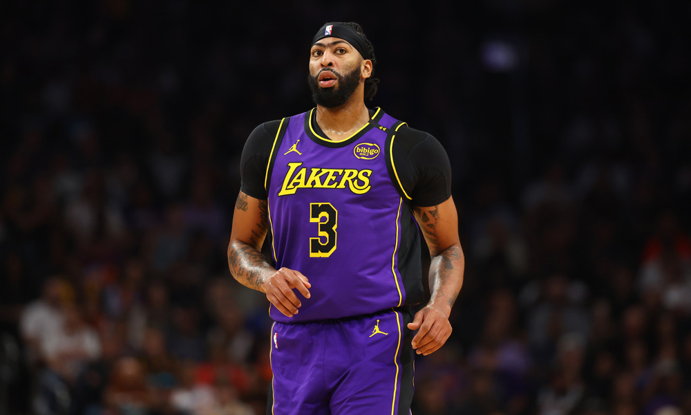 Anthony Davis jogging back after a play