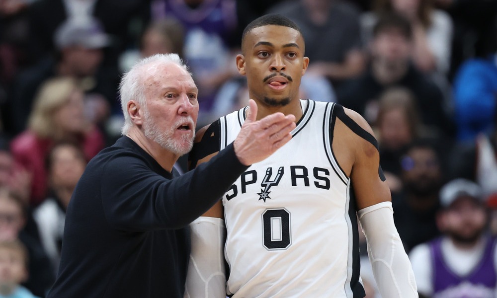 Gregg Popovich coaching Keldon Johnson during a timeout
