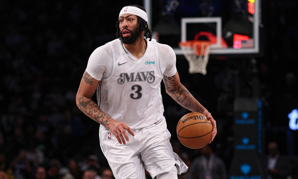 Anthony Davis looks towards the rim as he drives to the basket.
