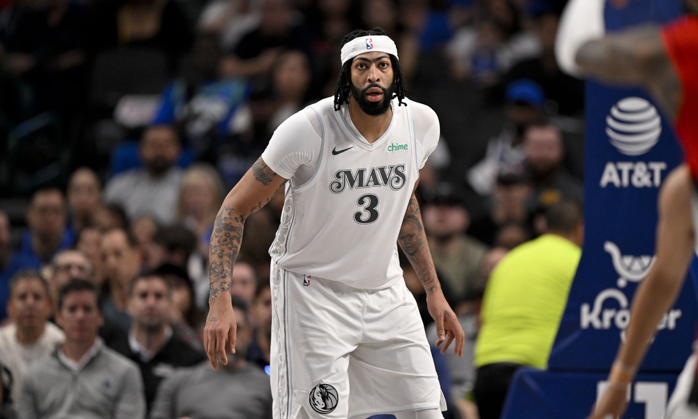 Anthony Davis gets in a defensive stance as the opponent comes up the court.