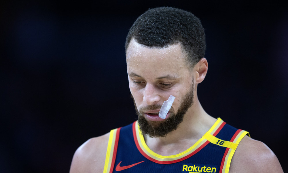 Steph curry glances at the floor after a play.