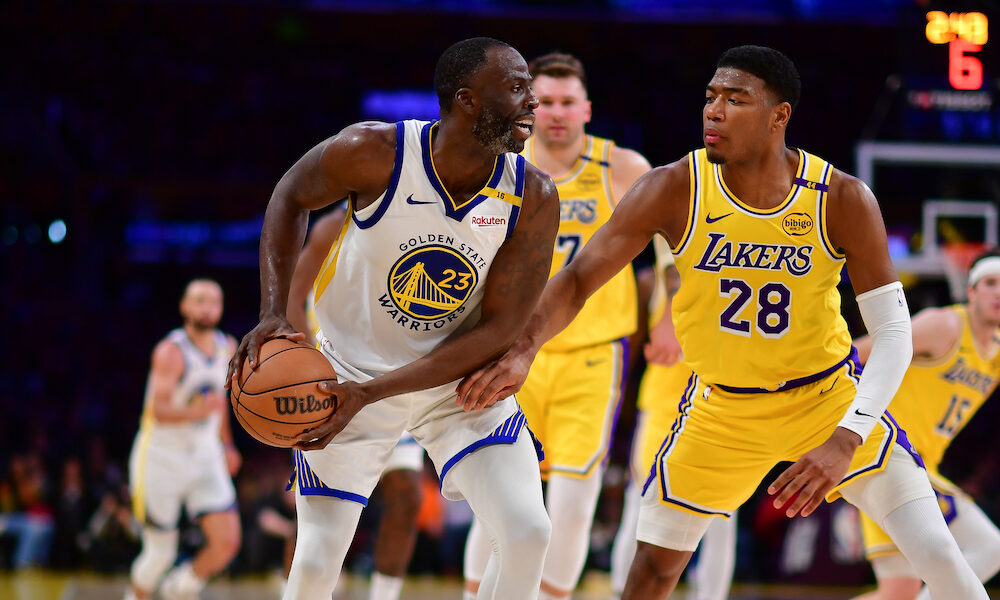 Draymond Green controls ball for Warriors in Thursday's game versus Lakers.