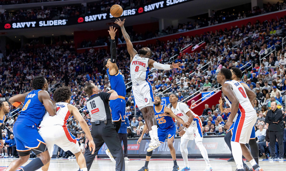 The Knicks and Pistons line up in preparation for a jump ball.