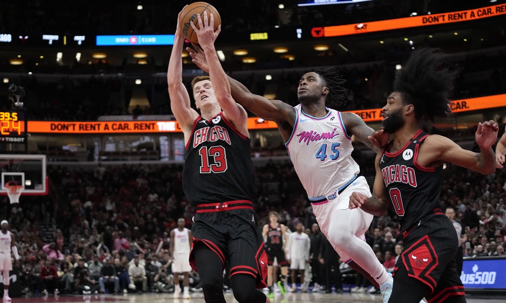 Kevin Huerter drives against Davion Mitchell