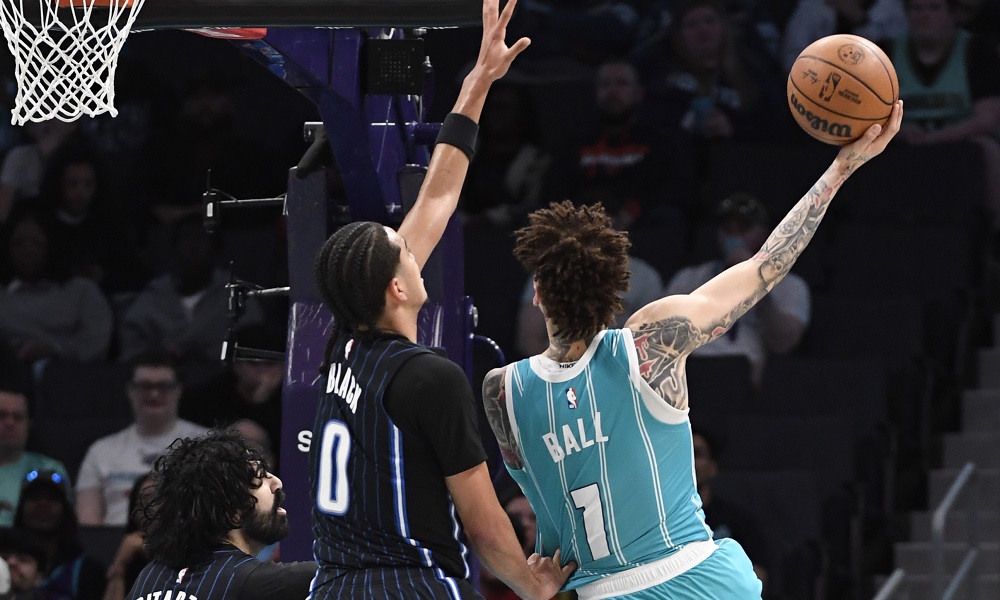 LaMelo attacks basket