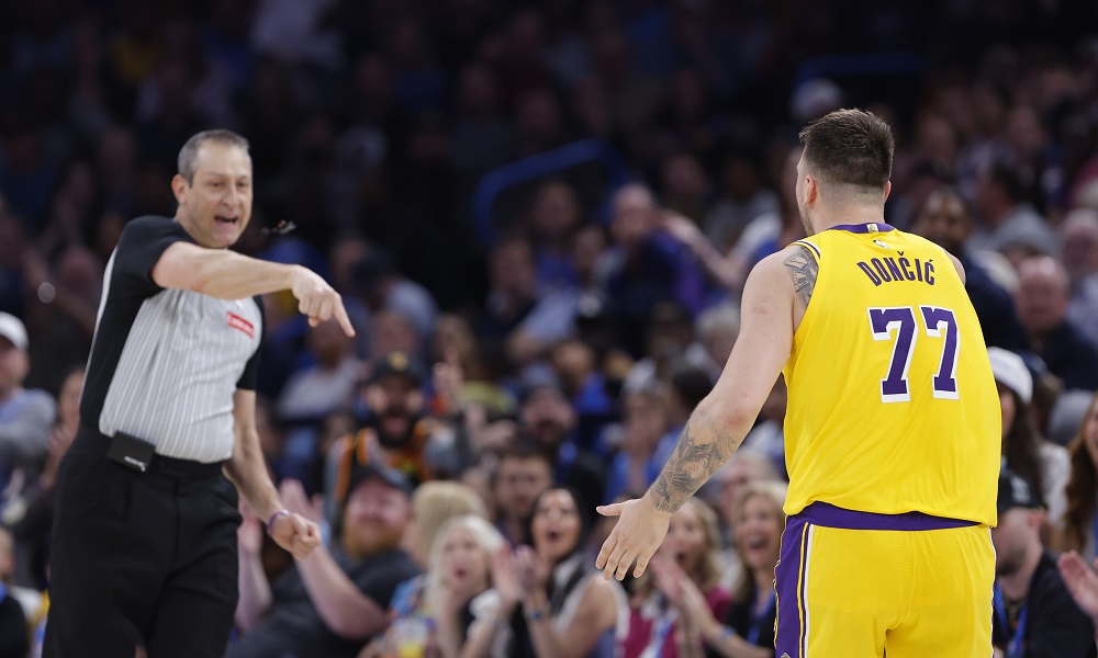 Luka argues with ref