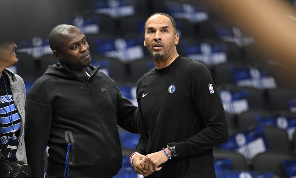 Nico Harrison speaks to a Mavericks employee.