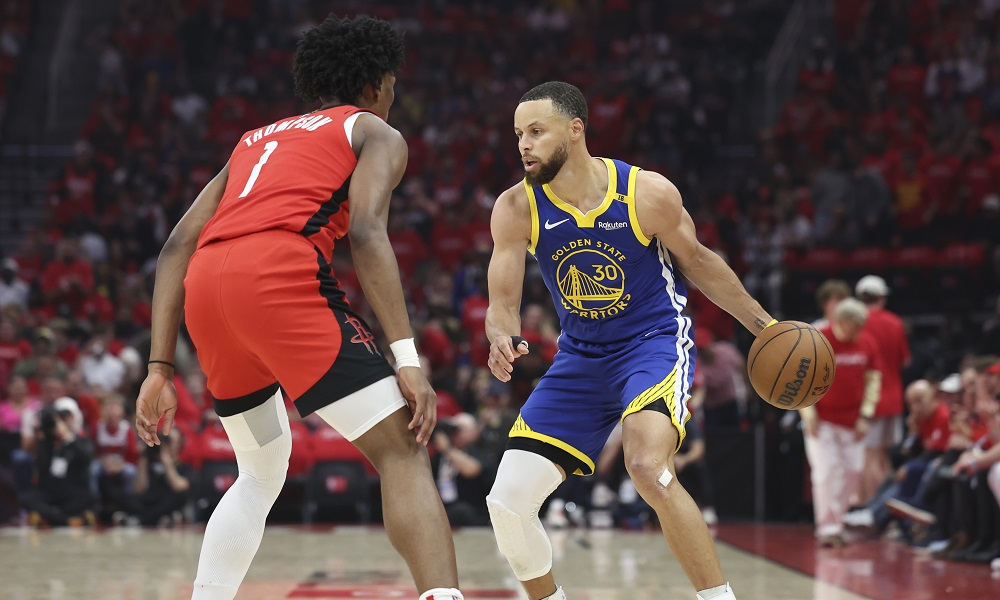 Stephen Curry battles Rockets
