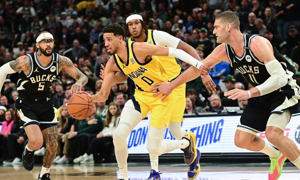Tyrese Haliburton dribbles around Bucks