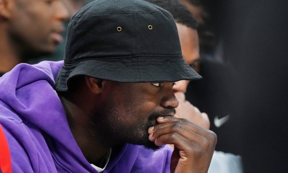 Zion Williamson watches game