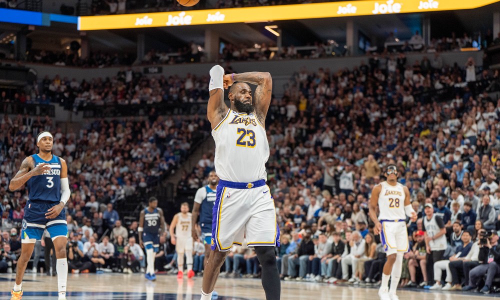 LeBron throws the ball over his head