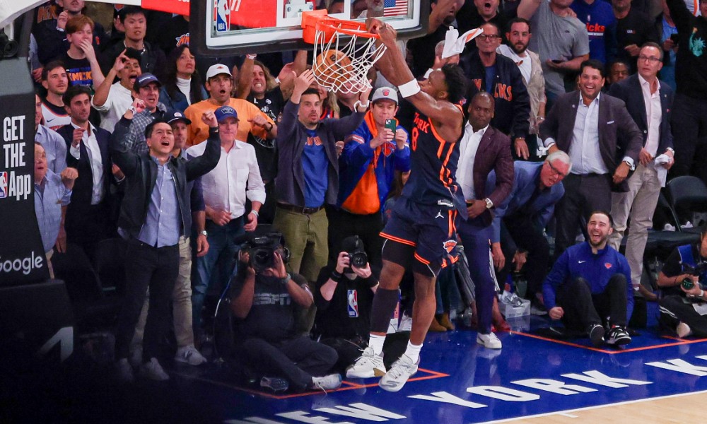 New York fans celebrate Knicks blowout victory as OG Anunoby dunks