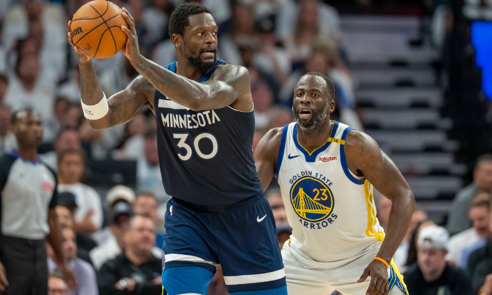 Julius Randle backs down Draymond Green