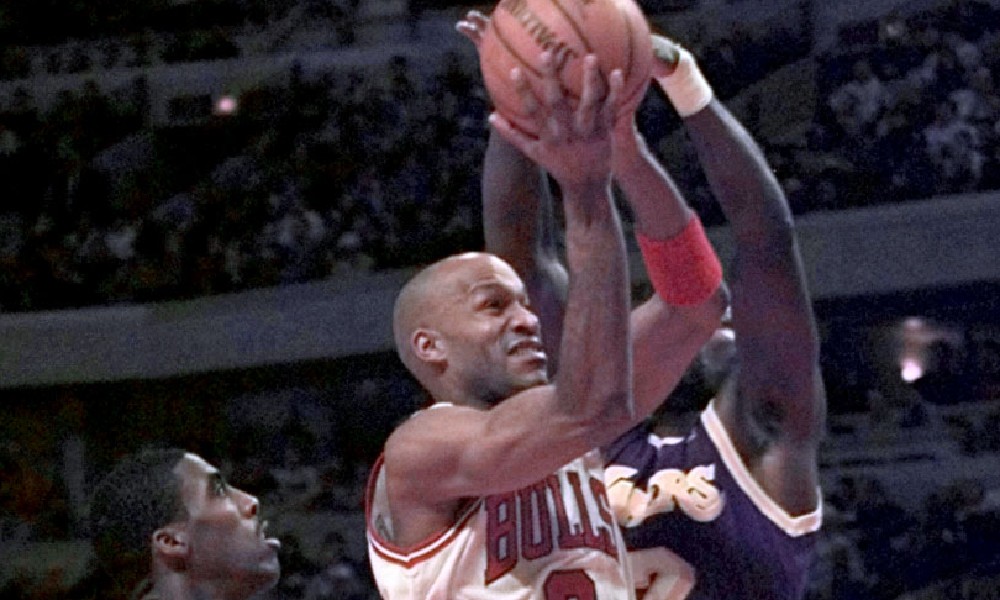 Ron Harper attacks the basket vs. Lakers