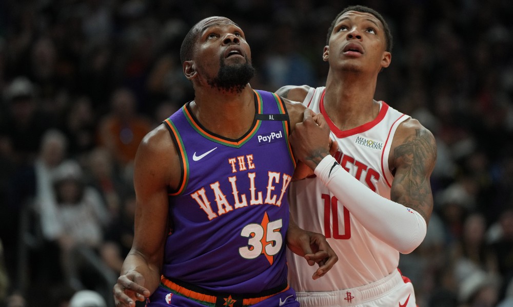 Kevin Durant battles for a rebound
