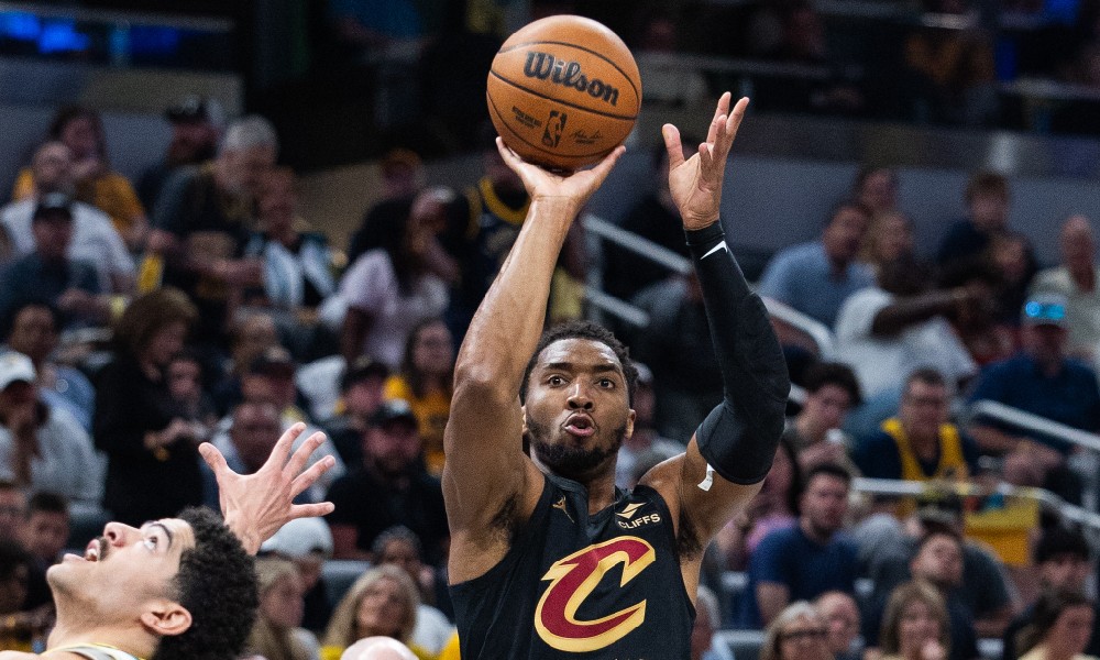 Donovan Mitchell shoots