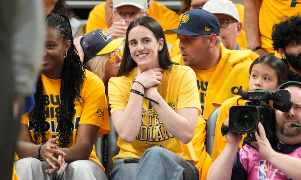 Caitlin Clark gives "choke" celebration