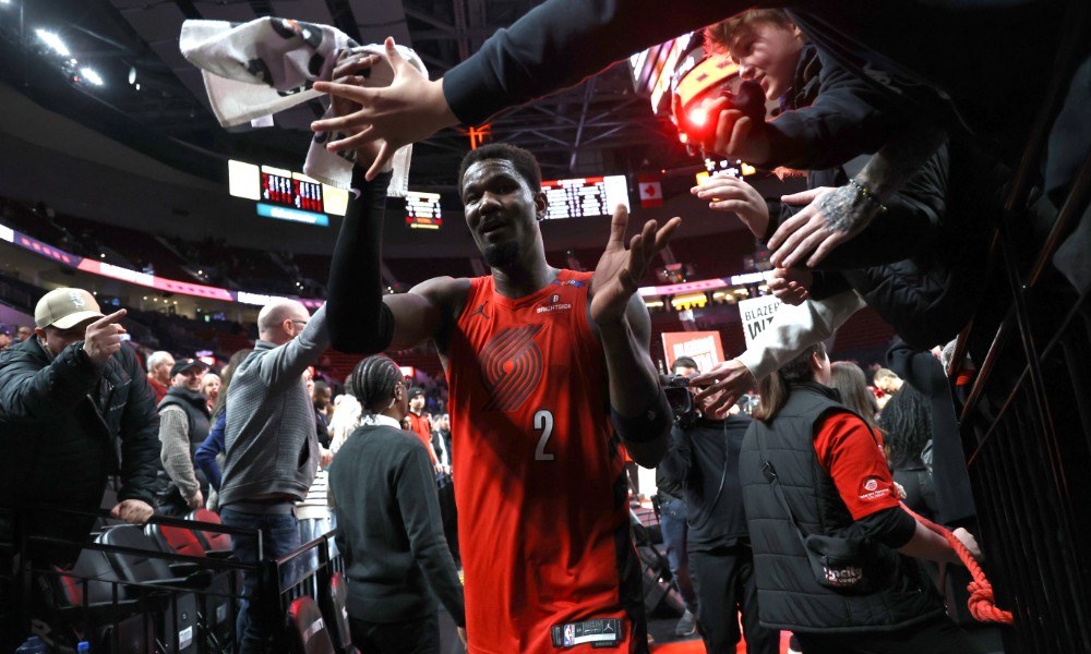 Deandre Ayton high fives fans