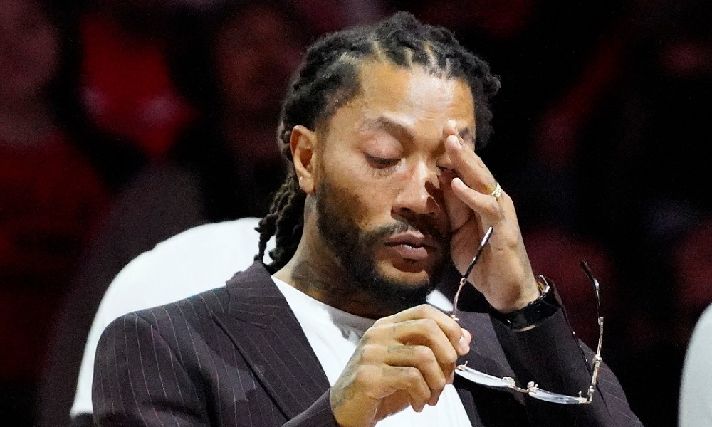 Derrick Rose cries during ceremony