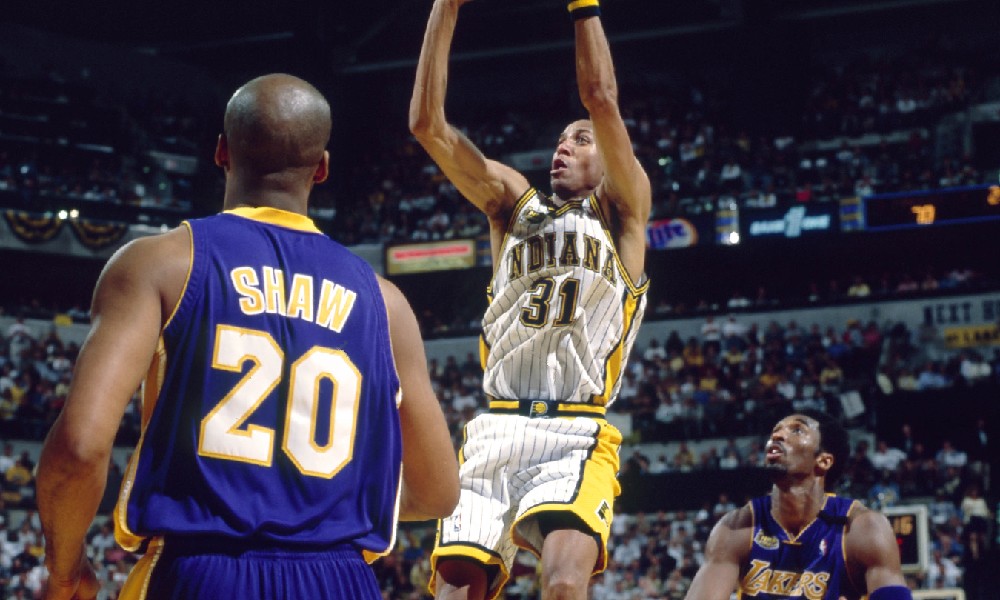 Kobe Bryant watches Reggie Miller shoot