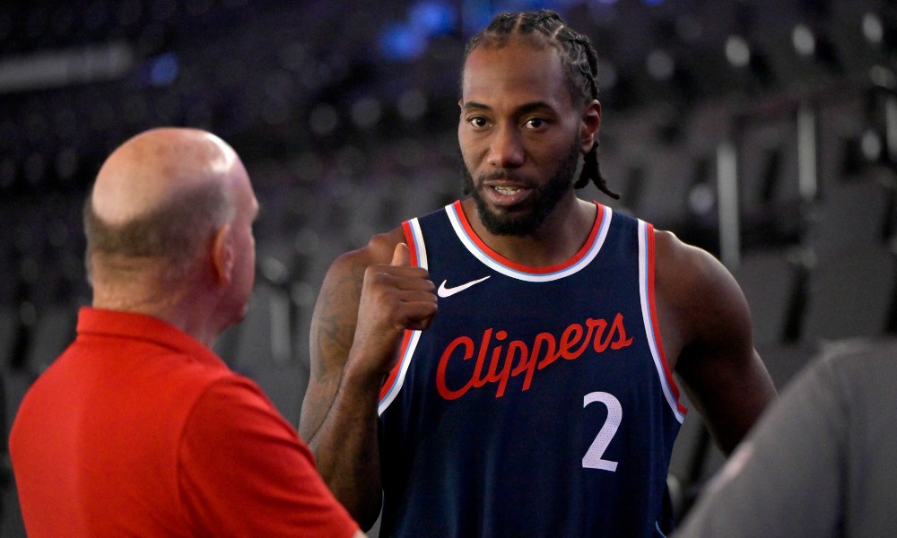 Steve Ballmer talks to Kawhi Leonard