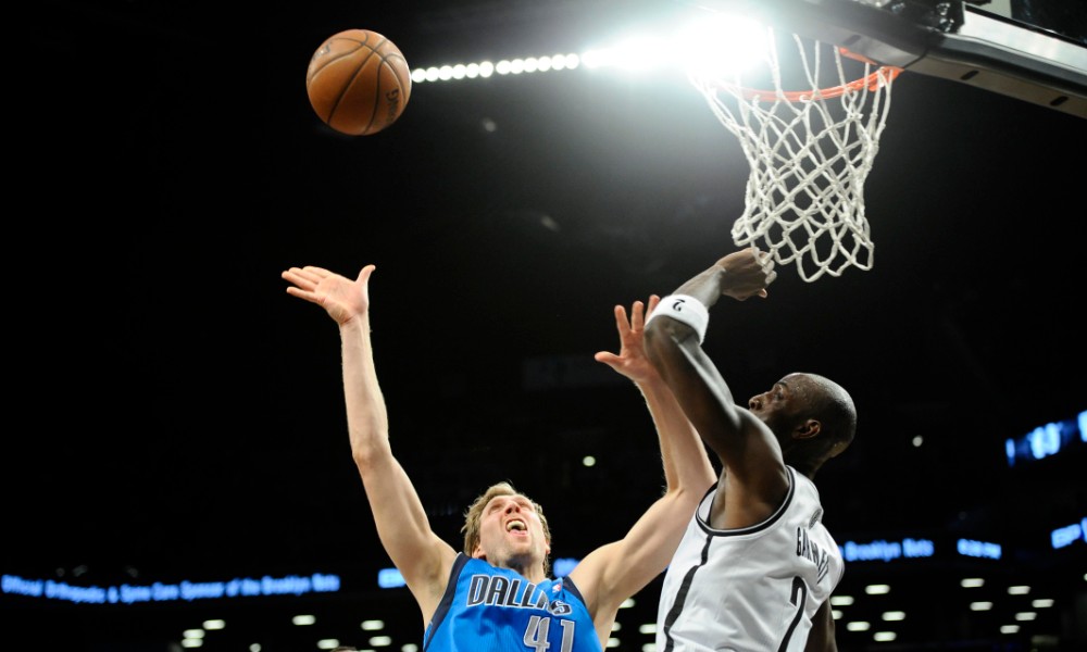 Dirk Nowitzki battles Kevin Garnett