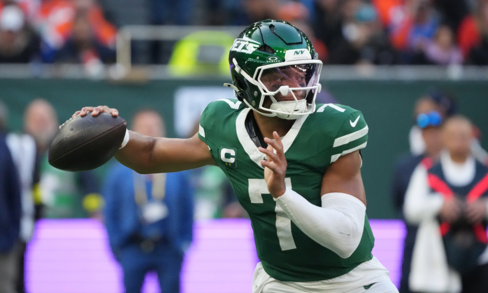 Justin Fields drops back to pass for the New York Jets.