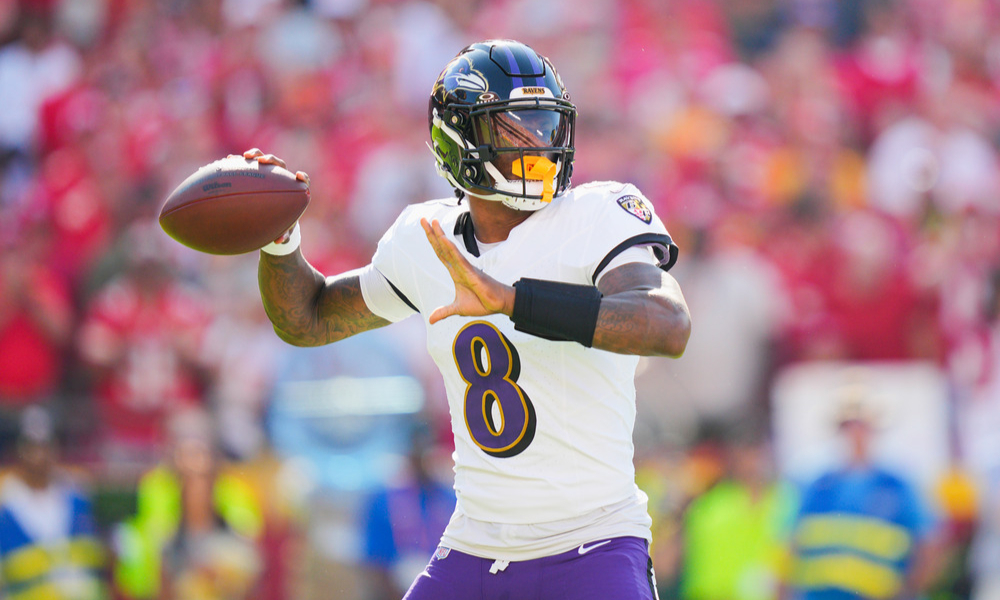 Baltimore Ravens QB Lamar Jackson drops back to pass.