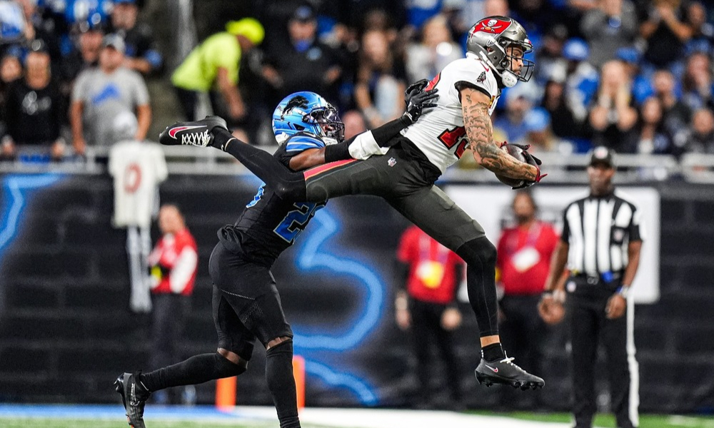 Mike Evans falls towards the ground after being wrapped up by Rock Sin-Ya.