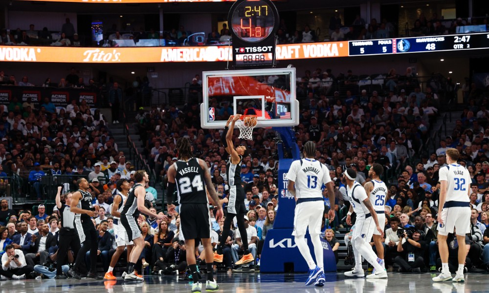 Victor Wembanyama with reverse dunk