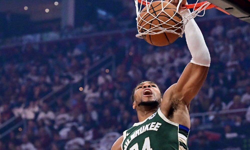 Giannis Antetokounmpo dunks