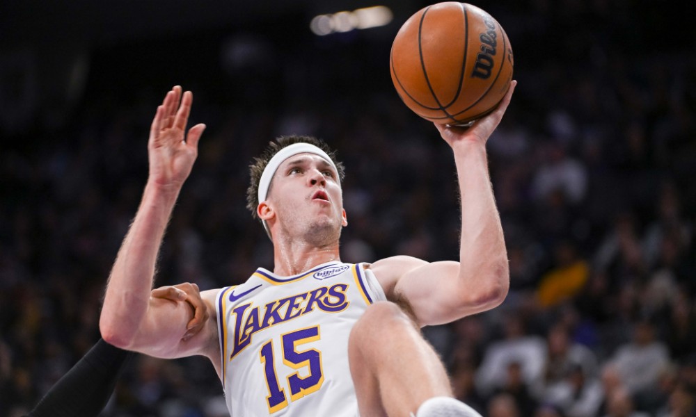 Austin Reaves shoots during 51-point performance