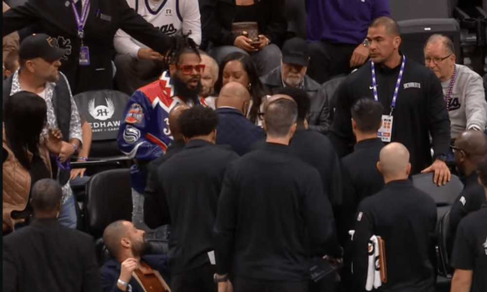 Wide shot of the in-game altercation between Devlin Carter and Zach LaVine.