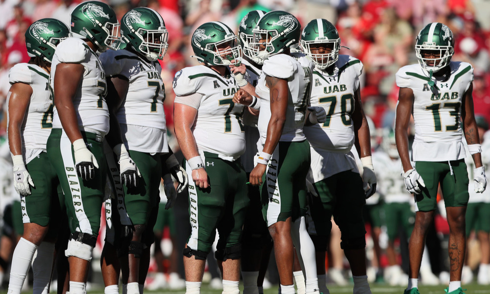 Wide shot of the UAB Blazers football team.