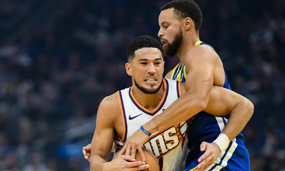 Devin Booker battles Stephen Curry