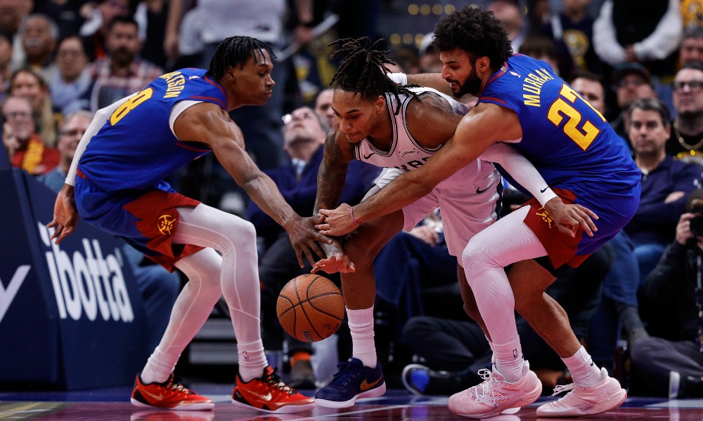 Devin Vassell battles Nuggets