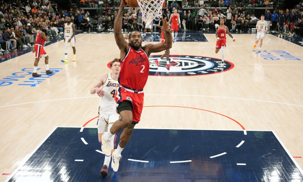 Kawhi Leonard dunks during Clippers vs. Lakers game