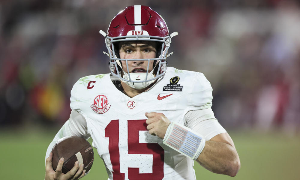 Closeup shot of Alabama QB Ty Simpson.