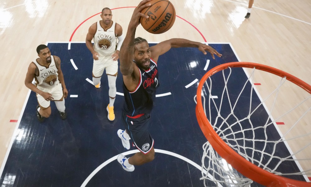 Kawhi Leonard slams during Clippers vs Warriors