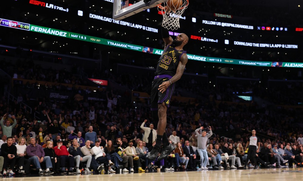 LeBron James dunks Lakwrs Hawks