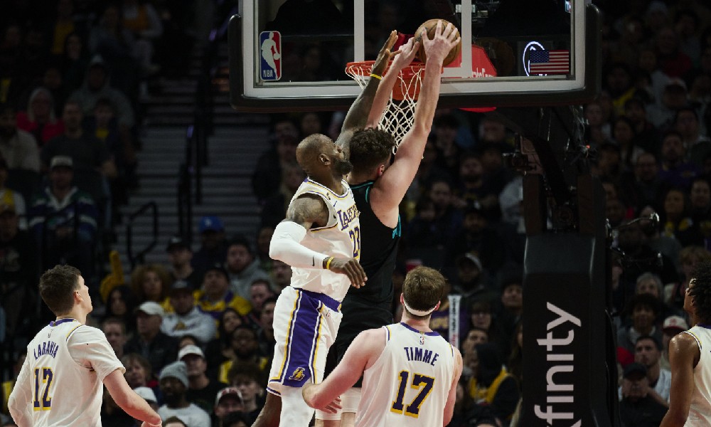 Lakers Trail Blazers