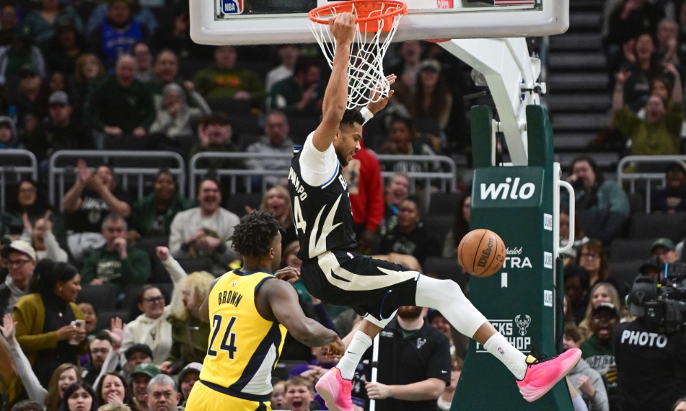 Giannis Antetokounmpo dunk